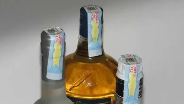 Fotografía de stickers holográficos para botellas de licor