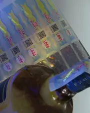 Fotos de Botella con etiqueta holográfica